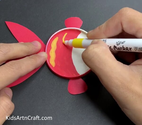 Drawing Details Using Sketch Pens - This tutorial will show you how to make a Paper Cup Fish.