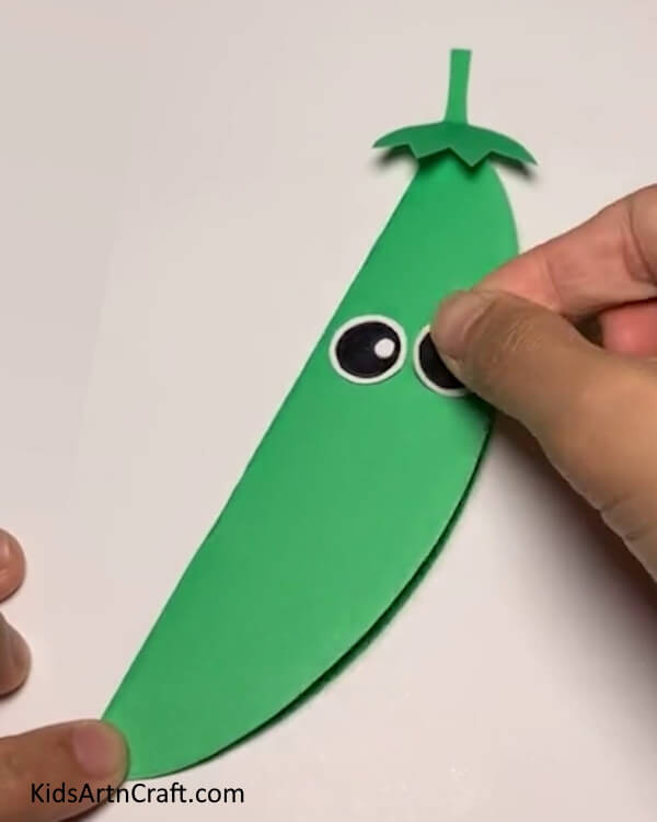 Making Eyes and Smile This Tutorial Helps You Create a Paper Pea Craft Quickly and Easily