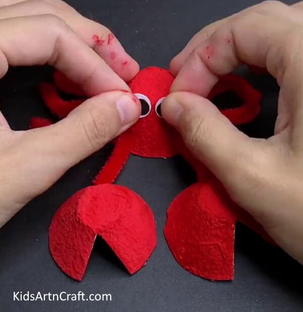 Making Eyes of The Crab - Follow This Step-By-Step Tutorial For Kids To Create A Crab From An Egg Carton
