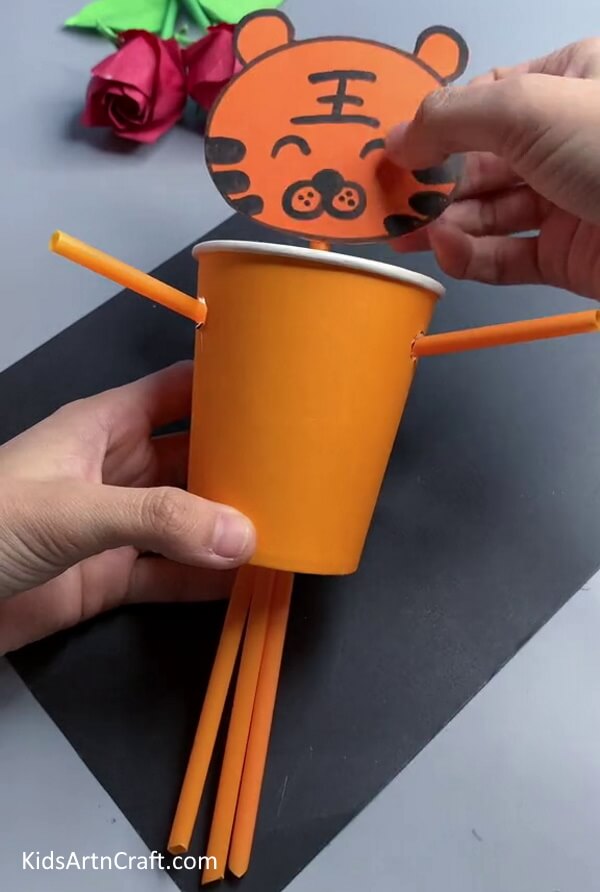 Stick The Drawing On The Straw-Get Creative with the Kids and Turn Paper Cups into Tigers 