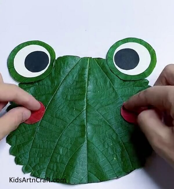 Adding Details - Make a Green Leaf Frog with this step-by-step guide 