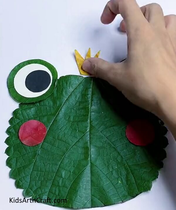 Making Crown - This tutorial will show you how to fashion a Green Leaf Frog 