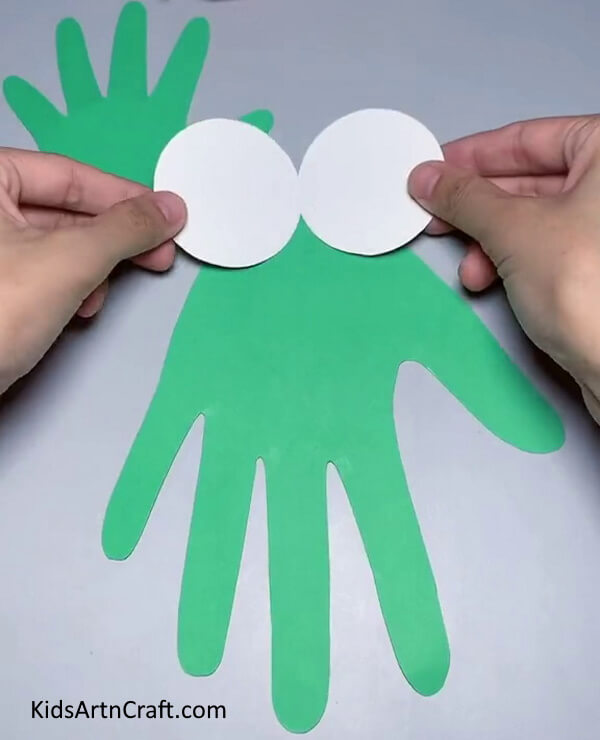 Cut Into Circles And Paste Them On The Hand Cutout-Kids Can Easily Make a Frog Shape Using Paper and Their Handprints 