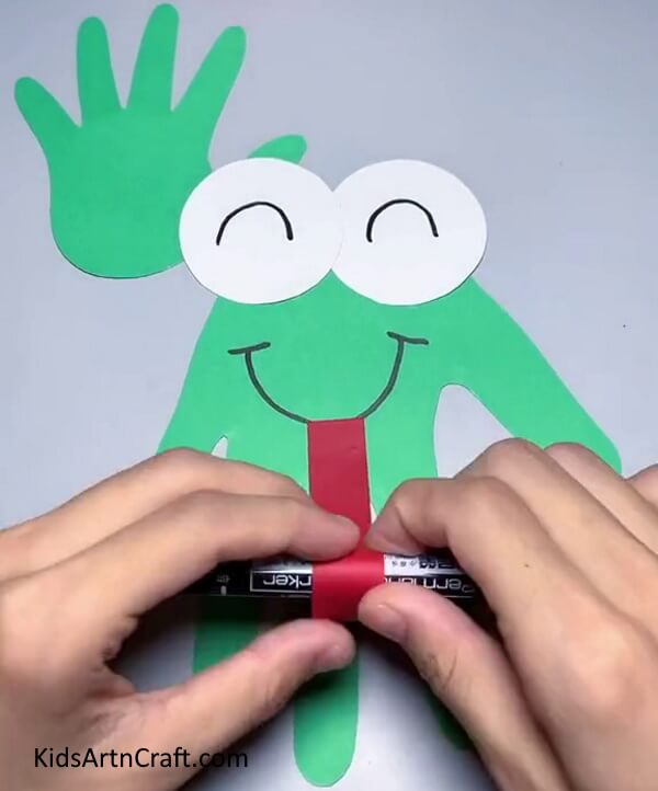 Roll The Paper End Using The Marker-Fun Paper Craft for Kids - Making a Frog Using Handprints 