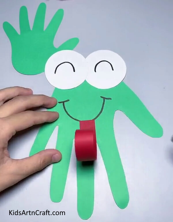 Take The Marker Out-Kids Craft Idea - Printable Frogs with Handprints 