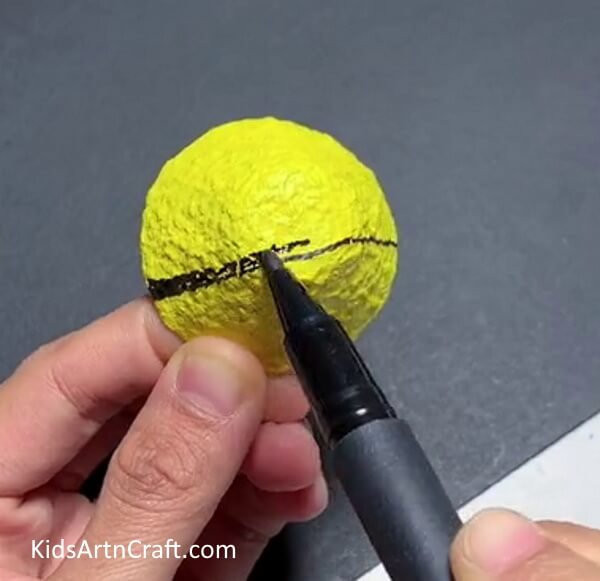 Create Lines Using a Marker-Constructing a Bee Craft Utilizing an Egg Carton for Youngsters