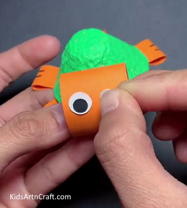 Making Turtle's Eyes - How to Make a Turtle from a Previously Used Egg Carton for Little Ones in Kindergarten