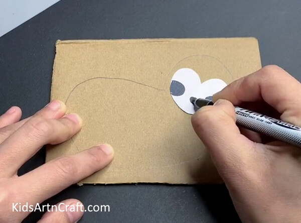 Drawing Face - A Simple Tutorial For A Wall-Mounted Animal Craft For Little Ones