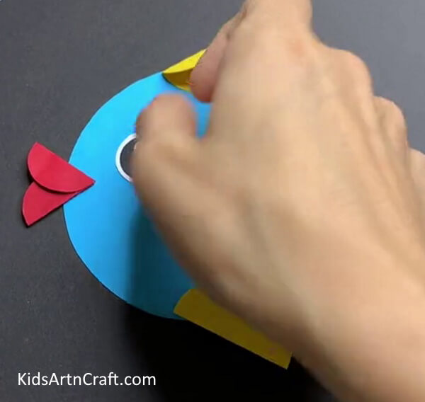 Making Eyes Of The Fish - Kids Can Make Amazing Paper Fish Art