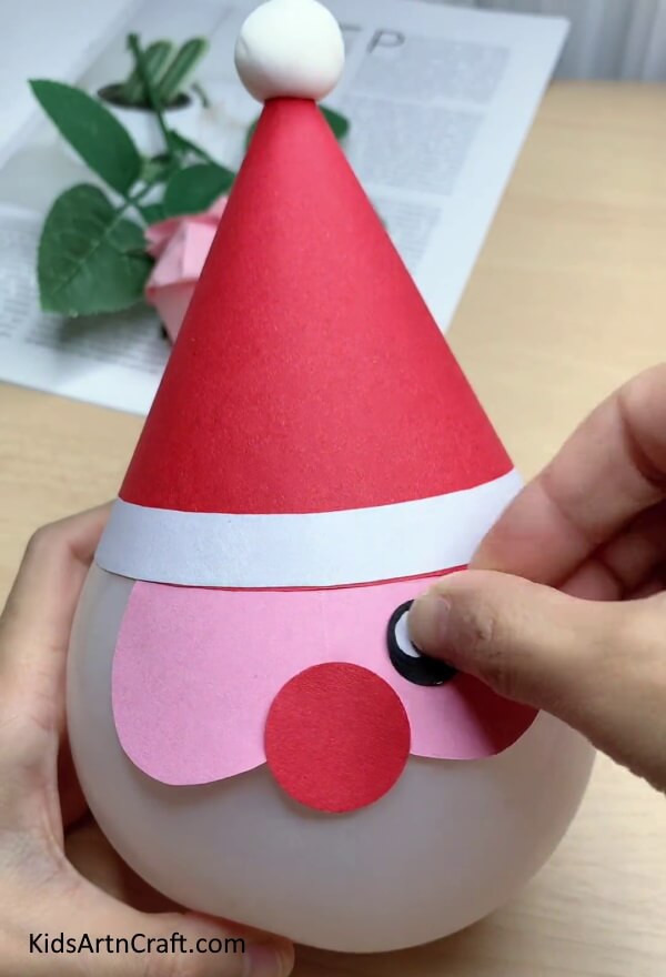 Making Eyes Of Santa - Step-by-step guide to crafting a Balloon Santa
