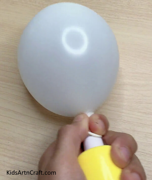 Blowing Air In Balloon - Here's how to assemble a Balloon Santa Clause
