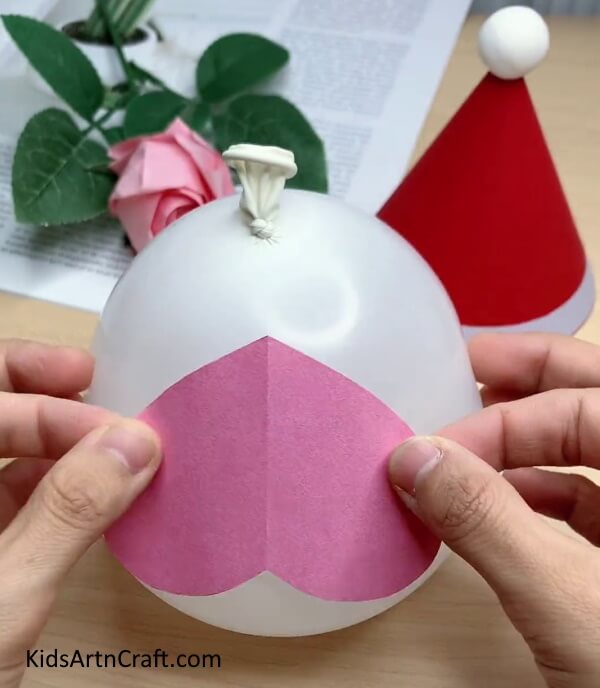 Pasting Face - Instructions on forming a Balloon Santa Clause