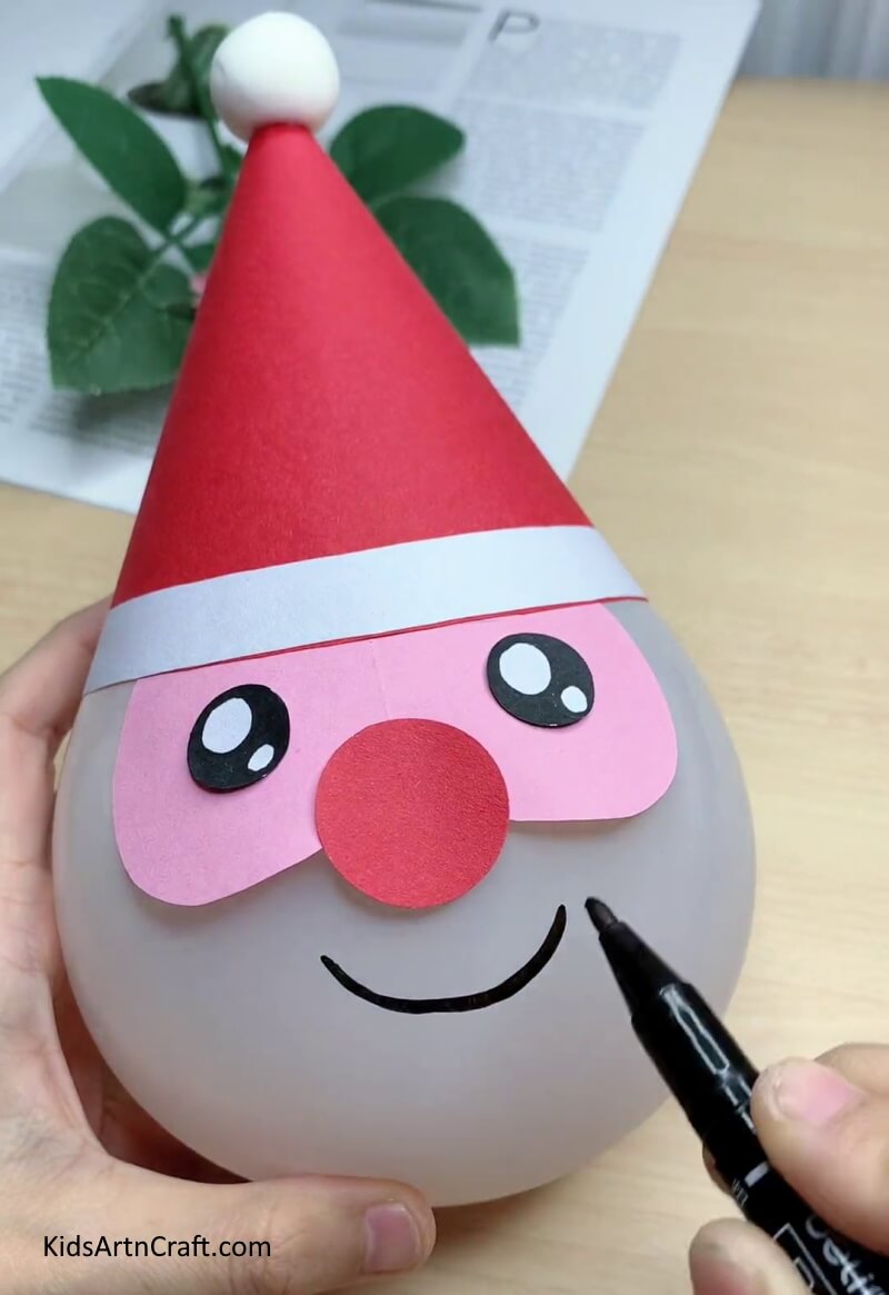 Design A Santa Claus With A Balloon