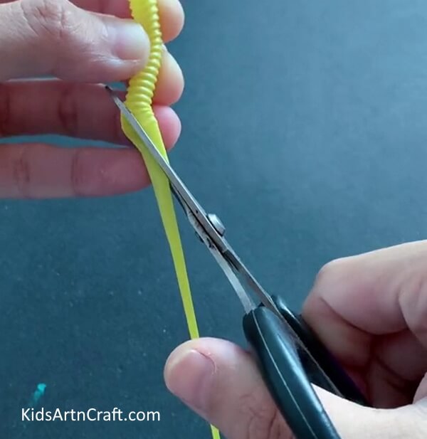 Cutting Bend  - Constructing a caterpillar from a straw