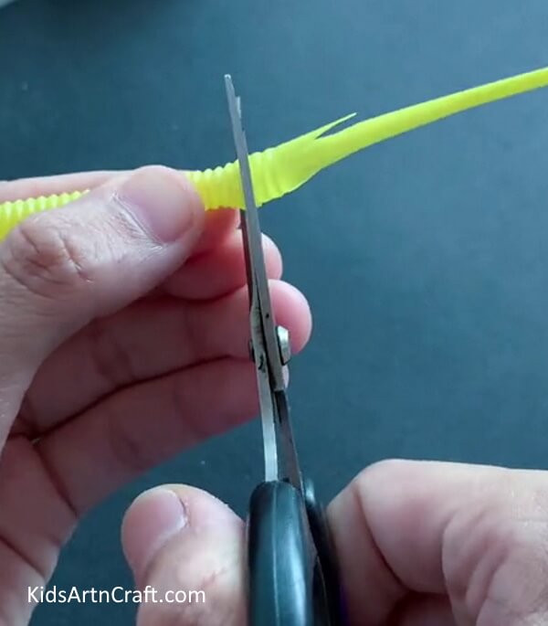 Cutting Rings To The Middle - Building a caterpillar with a straw