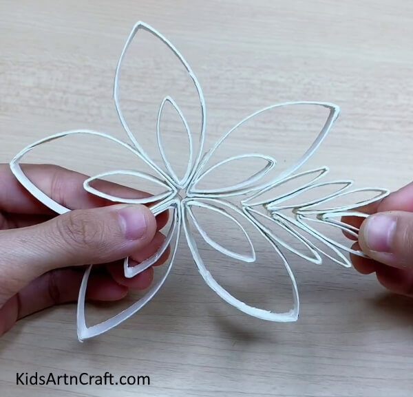 Connect The Tree With The Flower-Learn how to craft paper snowflakes quickly and easily