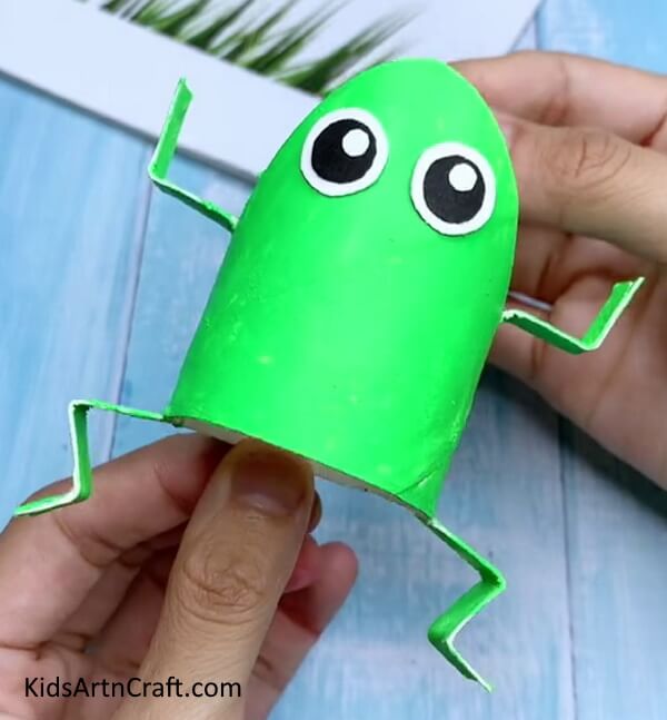 Making Frog Step-by-Step Guide to Forming a Frog with a Toilet Paper Roll