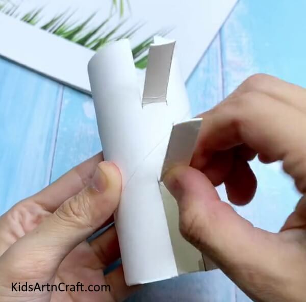 Folding Roll Follow this Step-by-Step Tutorial to Create a Frog with a Toilet Paper Roll