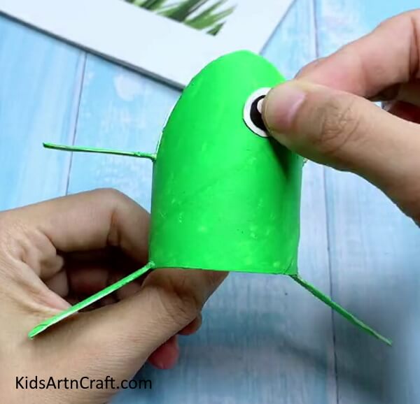 Making Eyes Step-by-Step Directions for Making a Frog using a Toilet Paper Roll