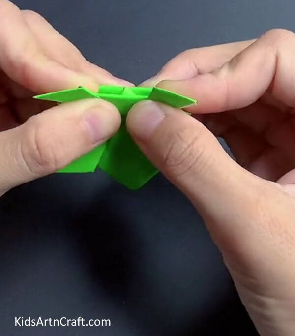 Learn how to make a paper frog with origami in easy steps