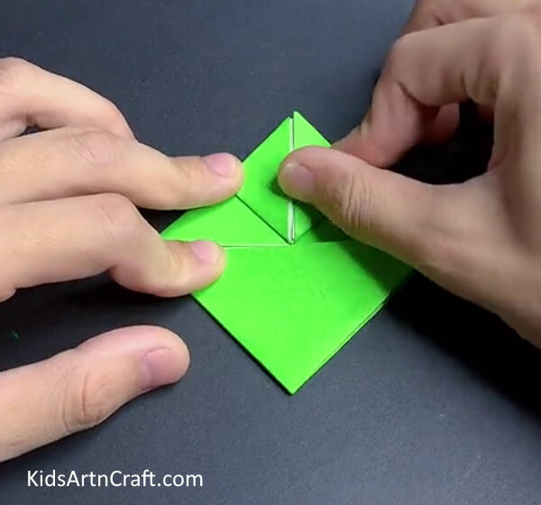  Creating a paper frog with origami: A step-by-step approach 