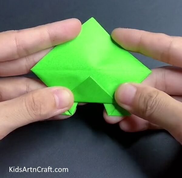 Crafting a paper frog out of origami: Step-by-Step instructions 