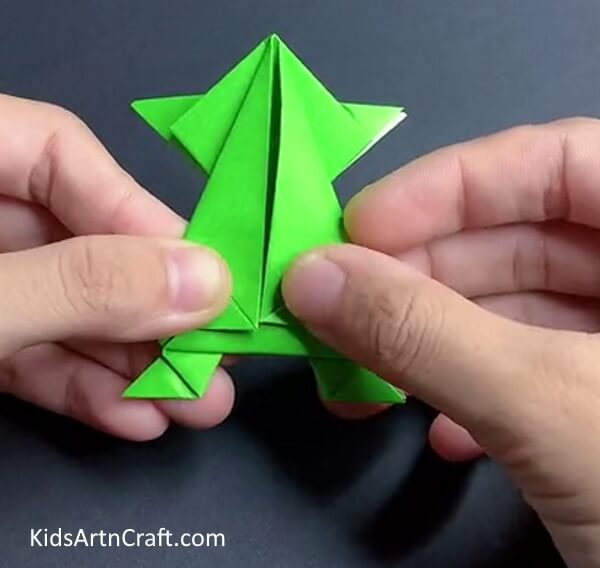 Step-by-step instructions for making a paper frog with origami 