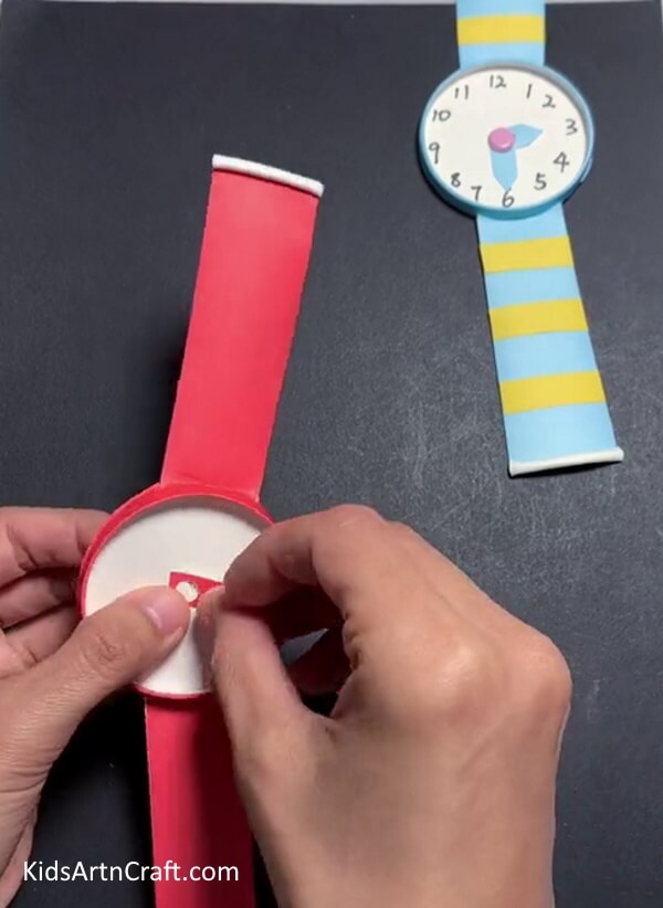 Making Ends - A Guide for Kids on How to Assemble a Wrist Watch from a Paper Cup
