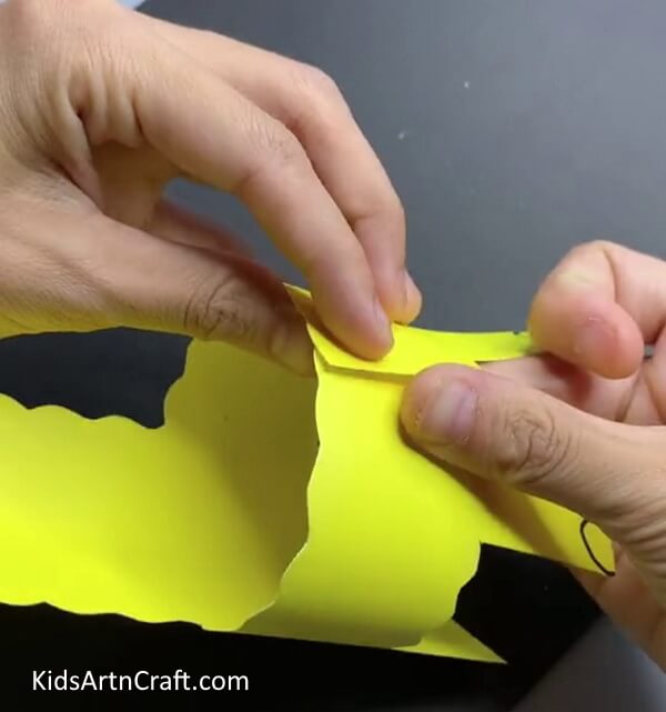 Folding The Corners Of Sheep - An elementary paper sheep art project for children