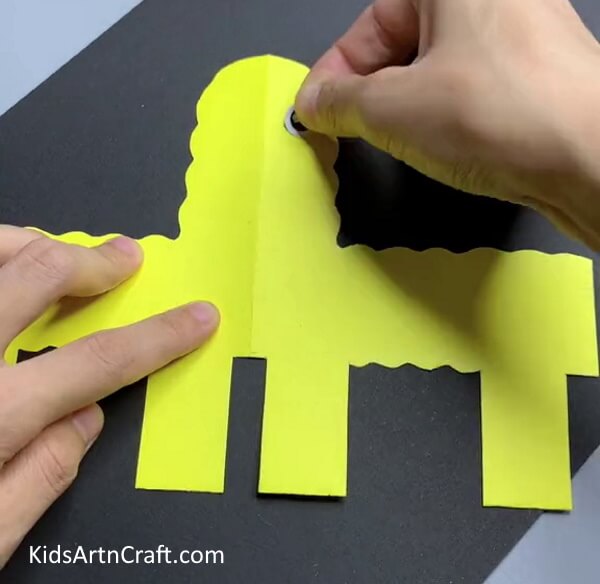 Making Eyes Of Sheep - An elementary paper sheep craft for kids.
