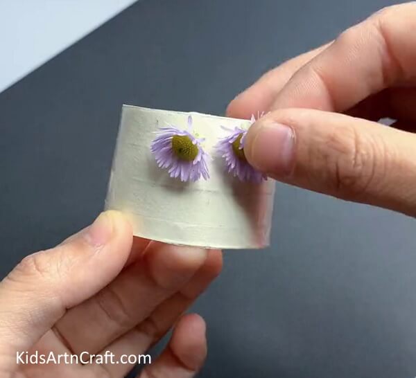 Paste The Flowers- Master the skill of manufacturing a flower bracelet from cardboard tubes. 