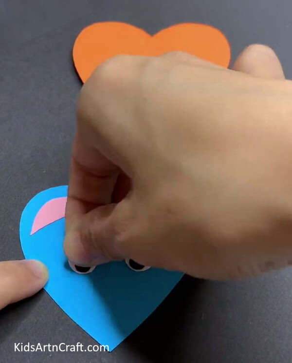 Making Eyes heart-shaped paper mouse craft