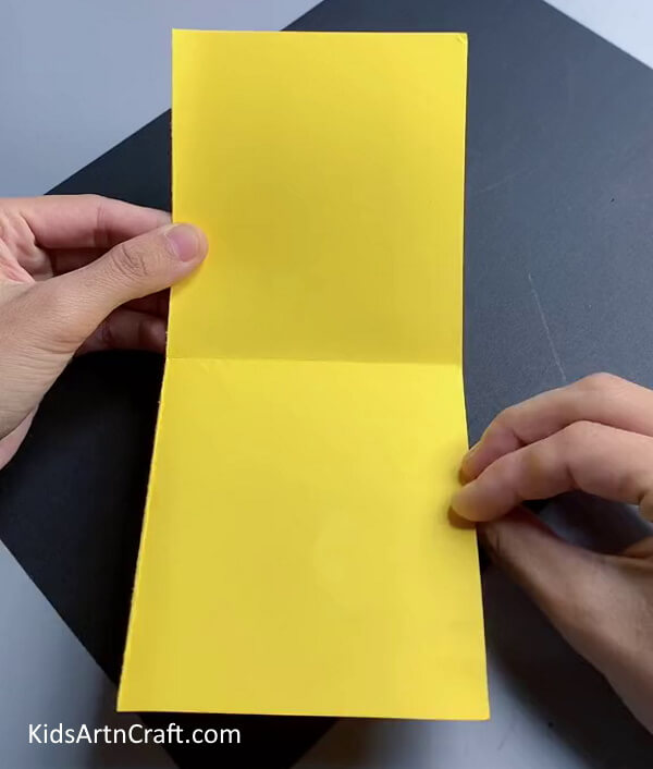 Making Pear Using Paper - Instructions on how to craft 3D paper fruits for children.