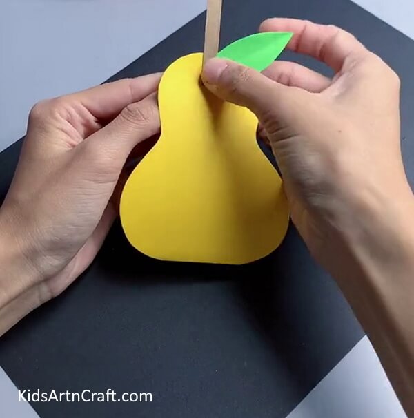 Making Stem and Leaf - Learn to construct 3D paper fruits with children.