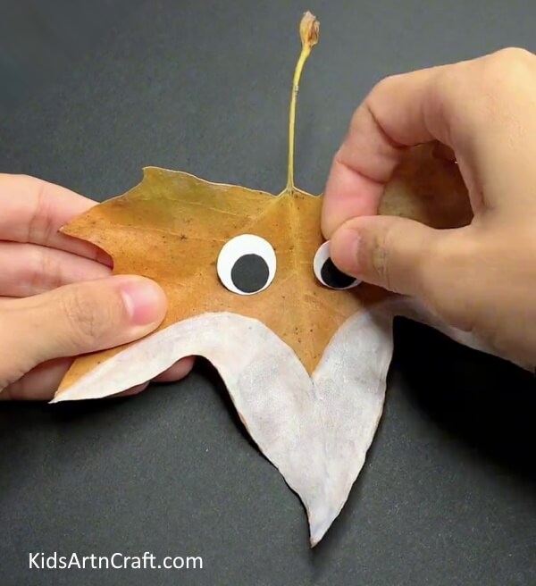 Making Fox Using Leaf - Teach your children how to make a fox craft out of leaves. 