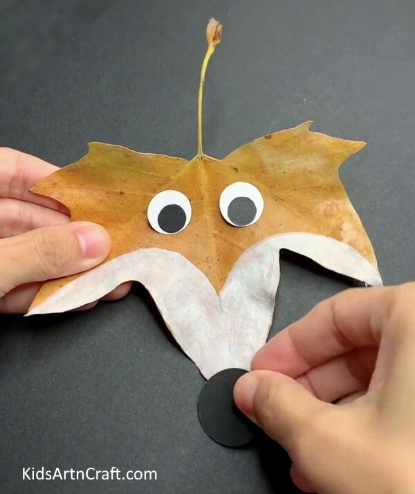 Making Nose Of Fox - Guide your kids in creating a fox craft from leaves.