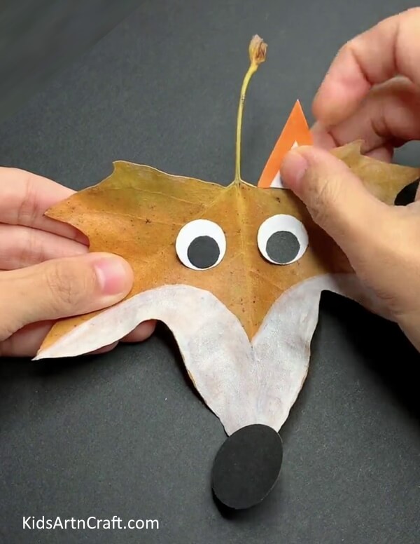 Making Ears of Fox - Show your children how to construct a leaf fox craft. 