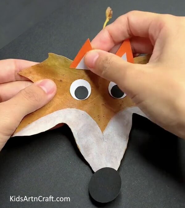 Pasting Ear - Let your kids learn to make a fox craft from leaves. 