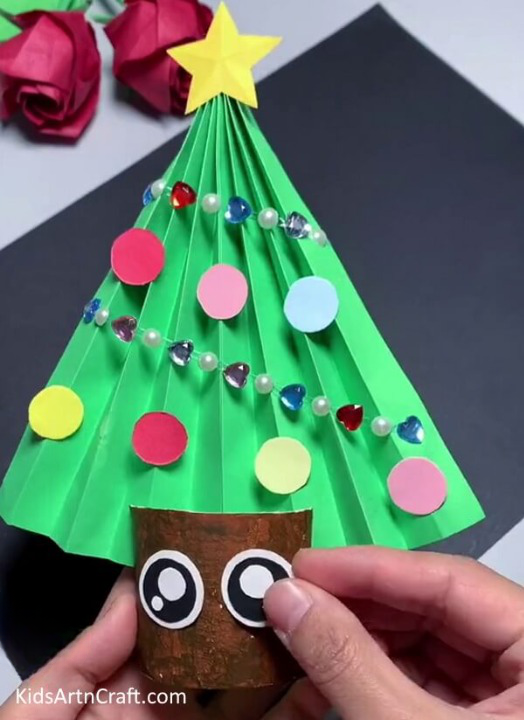 Making Eyes - Producing a Christmas Tree with Paper for Pre-Kindergarteners