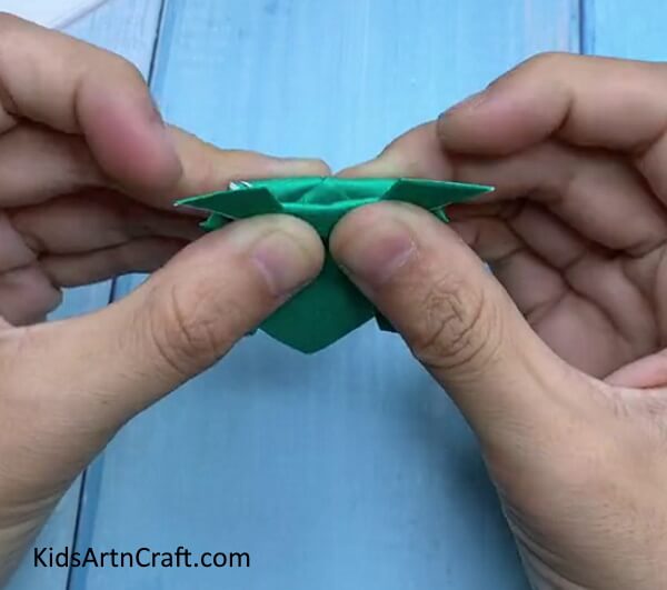 Folding In Opposite - This tutorial will show kids how to make a frog with paper using origami. 