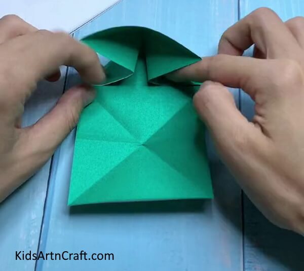 Making Squash Folds - A Guide to Crafting a Paper Frog with Origami Techniques Aimed at Kids
