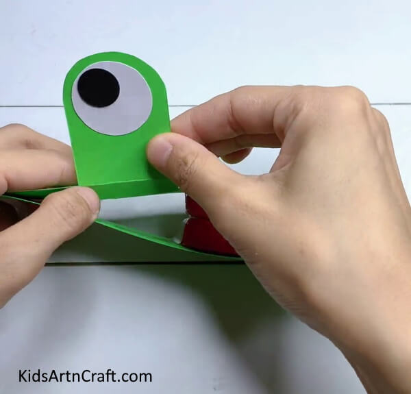 Making Eyes Of The Frog - Create a Frog Craft With Paper Ribbons By Hand