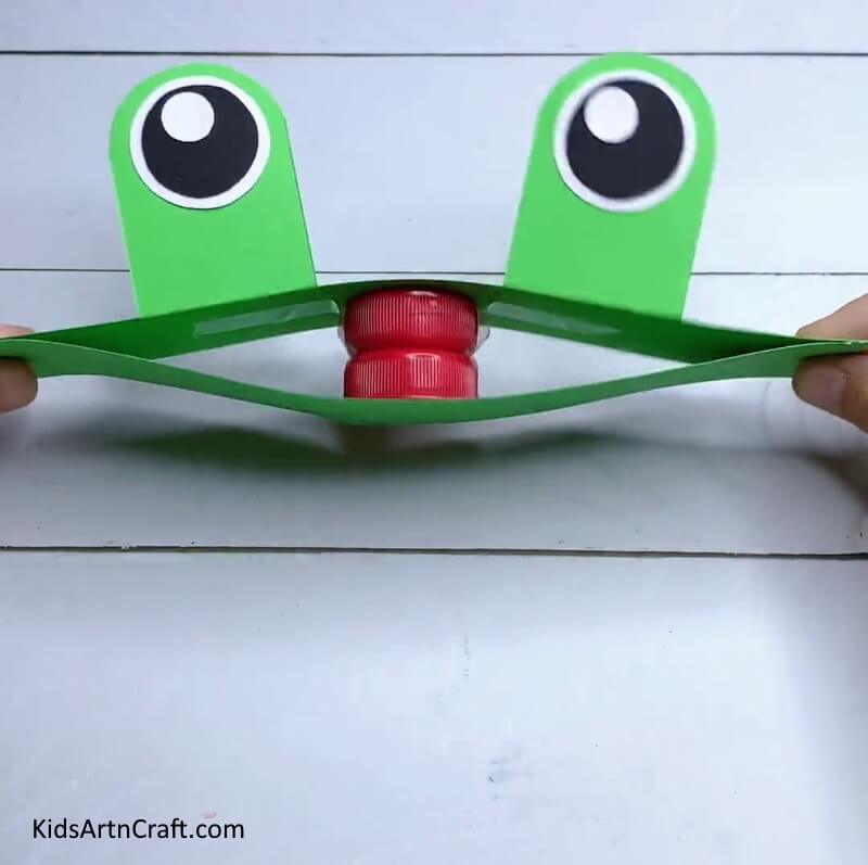 Unique Paper Strip Frog Craft Is Finished! - Put Together a Frog Craft From Paper Ribbons Using DIY Techniques