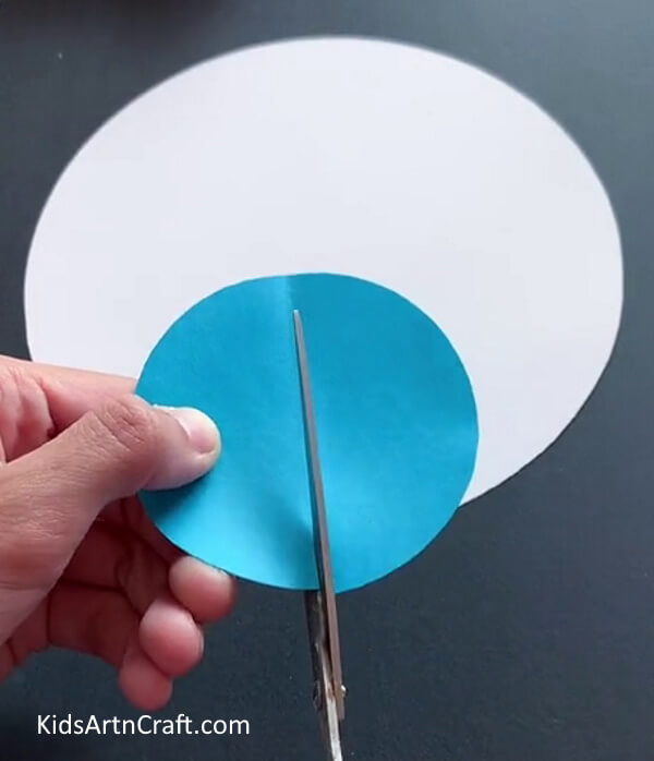 Cutting The Circle - Instructions to craft a Summertime Paper Fan for Minors