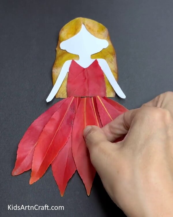 Making Dress Using Leaves - An Engaging Leaf Doll Artwork & Creation Scheme For Toddlers