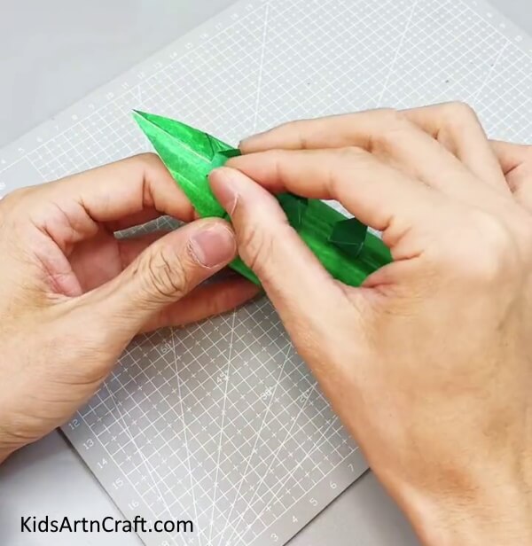 Cutting Out Spikes Of Alligator - Crafting a Toilet Paper Roll Alligator