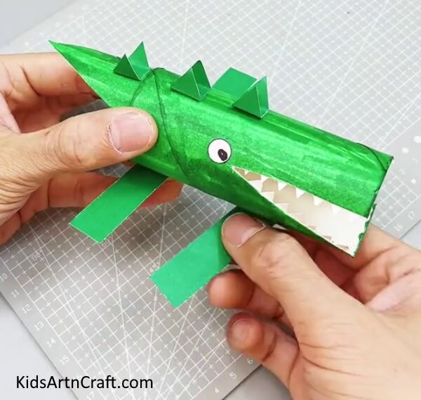Making Legs Of Alligator - Making an Alligator with Toilet Paper Rolls