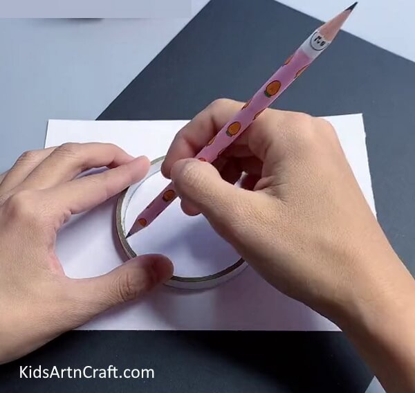 Drawing A Circle On White Paper - Making a pretty Christmas decoration for your residence
