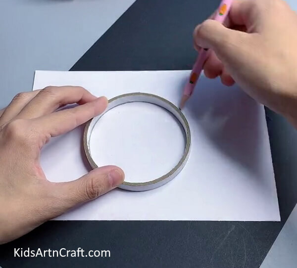 Drawing Outer Circle - Crafting a lovely ornament for a festive home decoration 