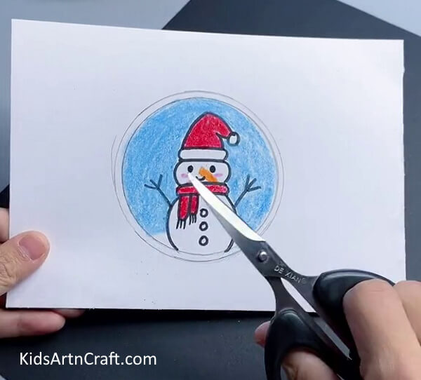 Cutting Circle Out Of Paper - Creating an eye-catching ornament for Christmas home decoration 